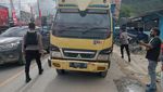 Penampakan Truk di Dogiyai Ditembak OTK hingga 1 Penumpang Luka