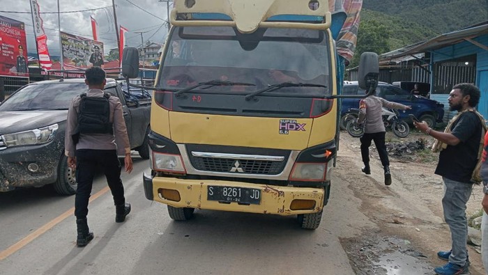 Dogiyai Kepala Operasi Damai Cartenz-2024, Brigjen Faizal Ramadhani mengatakan pelaku diduga anggota Kelompok Kriminal Bersenjata (KKB). Aparat masih mengejar para pelaku.