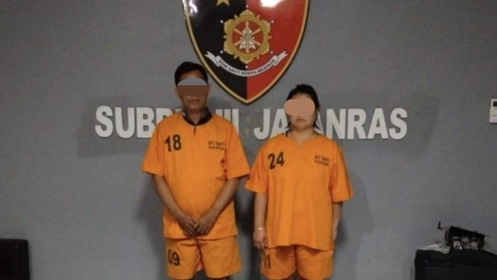 Dua tersangka saat diamankan polisi