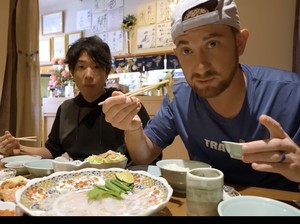 Duh! YouTuber Ini Nekat Cicip Olahan Ikan Paling Berbahaya