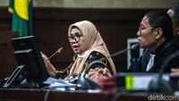 Reyna memberikan tanggapan atas pernyataan saksi. Reyna didakwa bersama Pejabat Pembuat Komitmen (PPK) Kemenakertrans I Nyoman Darmanta dan Karunia selaku Direktur PT Adi Inti Mandiri. Reyna dan Darmanta didakwa memperkaya Karunia.  