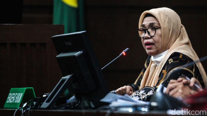 Mantan Direktur Jenderal Pembinaan Penempatan Tenaga Kerja dan Transmigrasi Reyna Usman menjalani sidang lanjutan korupsi sistem proteksi TKI. Saksi dari BPK dihadirkan.