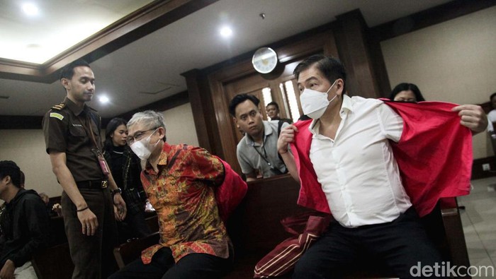 Ekspresi Crazy Rich Surabaya Budi Said di Sidang Korupsi Emas Antam Crazy rich Surabaya Budi Said menjalani sidang lanjutan perkara korupsi terkait jual-beli emas Antam. Sidang menghadirkan 2 saksi.