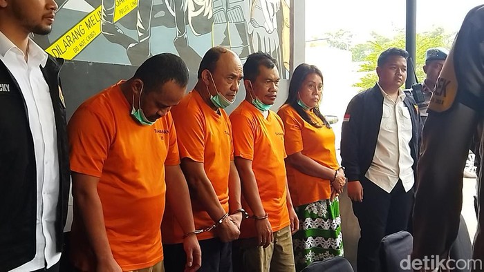 Empat tersangka hipnotis seorang nenek di Kelapa Gading kini berbaju tahanan. (Kurniawan/detikcom)