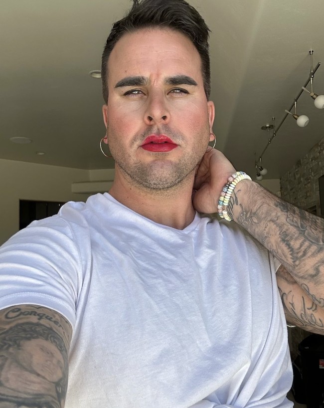 Sebagai seorang transgender yang memilih untuk tidak menjalani operasi, Josh merasa nyaman dengan perpaduan identitasnya yang unik ini. Foto: dok. Instagram @josh_seiter_official