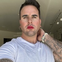 Sebagai seorang transgender yang memilih untuk tidak menjalani operasi, Josh merasa nyaman dengan perpaduan identitasnya yang unik ini. Foto: dok. Instagram @josh_seiter_official