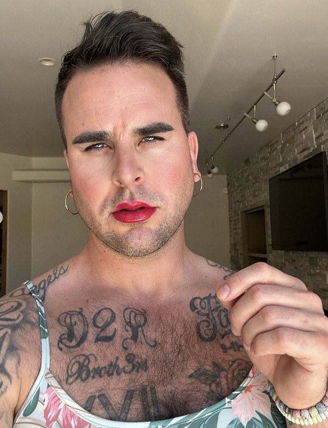 Meskipun telah mengidentifikasi dirinya sebagai wanita, penampilannya menggabungkan ciri-ciri maskulin yang masih kental dengan gaya busana dan makeup feminin. Penampilan kontrasnya itu menarik perhatian publik. Foto: dok. Instagram @josh_seiter_official