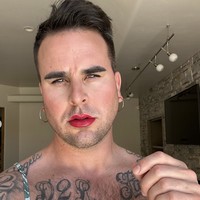 Meskipun telah mengidentifikasi dirinya sebagai wanita, penampilannya menggabungkan ciri-ciri maskulin yang masih kental dengan gaya busana dan makeup feminin. Penampilan kontrasnya itu menarik perhatian publik. Foto: dok. Instagram @josh_seiter_official