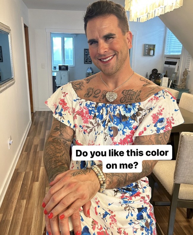 Tubuh kekar dan berototnya tetap terlihat jelas, memberi kesan yang bertolak belakang dengan identitas gender barunya.  Foto: dok. Instagram @josh_seiter_official