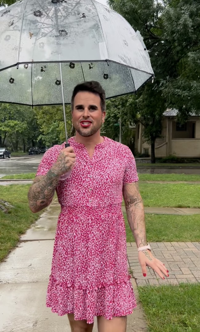 Dengan percaya diri, pria 36 tahun itu tampil dengan dress dan pakaian-pakaian wanita, lengkap dengan makeup glamour. Foto: dok. Instagram @josh_seiter_official