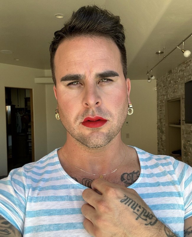 Penampilan Josh Seiter, mantan bintang reality TV ‘Bacheloretteki’ itu menjadi bahan perbincangan hangat. Setelah mengumumkan dirinya sebagai transgender wanita pada Mei 2024, penampilan Josh jadi kontroversi. Foto: dok. Instagram @josh_seiter_official