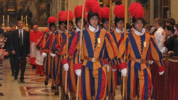 5. Paus dilindungi Garda Swiss: 135 tentara Swiss, yang dikenal sebagai Pontifical Swiss Guard, bertanggung jawab melindungi Paus. Mereka pertama kali dipekerjakan tahun 1506 oleh Paus Julius II yang membutuhkan perlindungan pribadi dari musuh Gereja. Mereka mudah dikenali dengan seragam warna-warni. Tak sembarang orang dapat bergabung, yaitu harus laki-laki, berusia antara 19 dan 30 tahun, dan tinggi badan 174 cm. Mereka juga harus beragama Nasrani dan harus menyelesaikan pelatihan dasar militer.Foto: Wikipedia