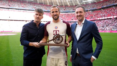 Momen Harry Kane Raih Trofi Arsenal