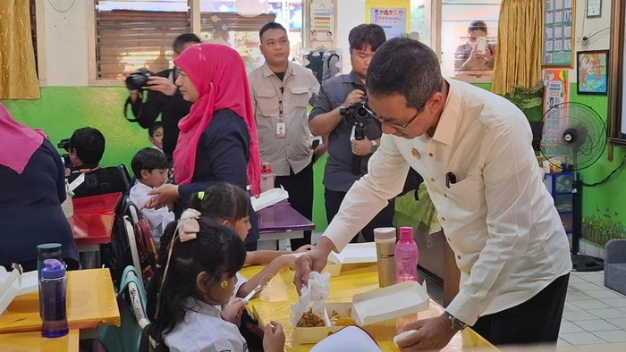 Heru Budi Pastikan Program Makan Bergizi Gratis Berjalan Lancar di SDN Gunung 01 Jaksel