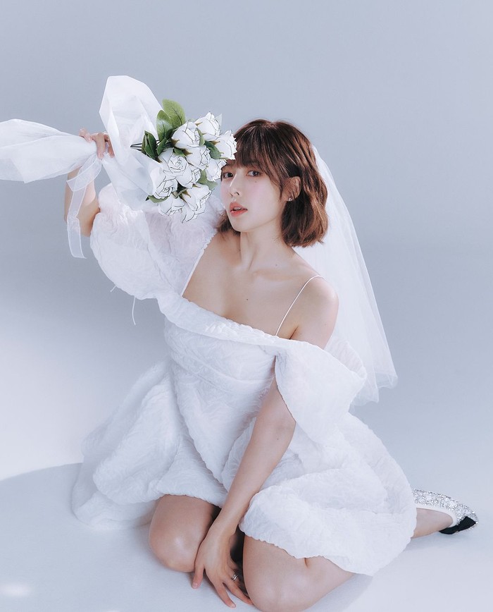 Hyuna membagikan foto pre-wedding dengan Junhyung. Upacara pernikahan akan digelar Oktober di Seoul.