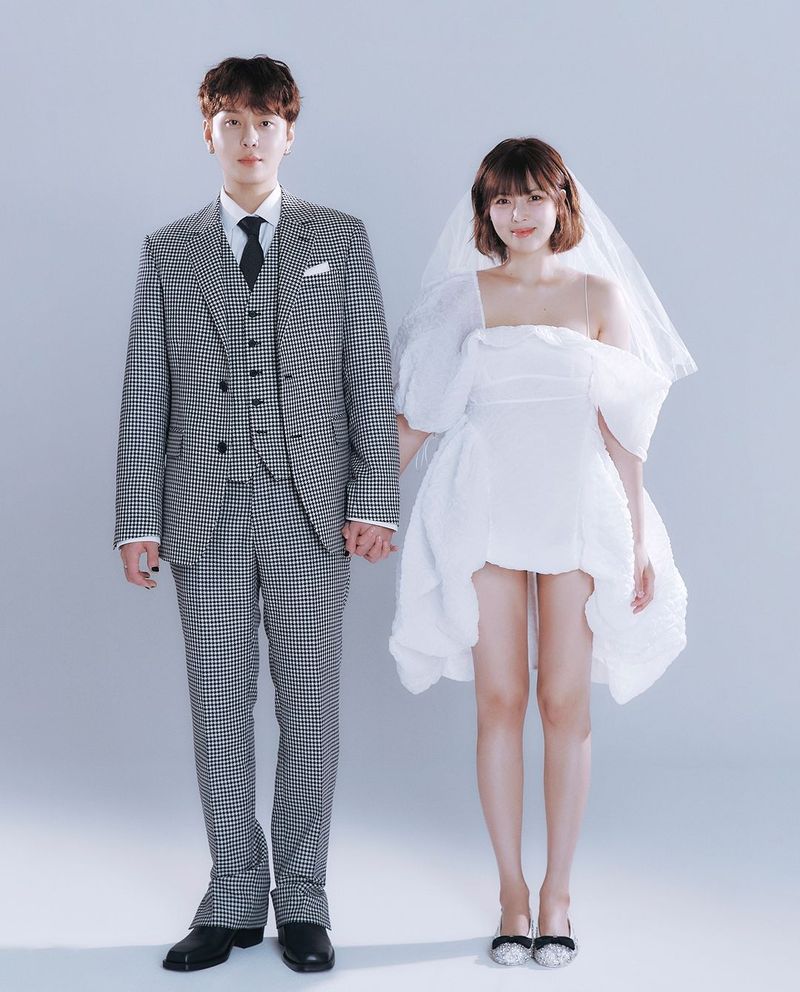 Hyuna membagikan foto pre-wedding dengan Junhyung. Upacara pernikahan akan digelar Oktober di Seoul.