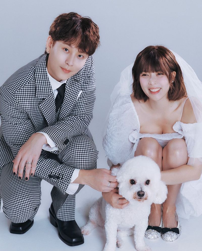 Hyuna membagikan foto pre-wedding dengan Junhyung. Upacara pernikahan akan digelar Oktober di Seoul.