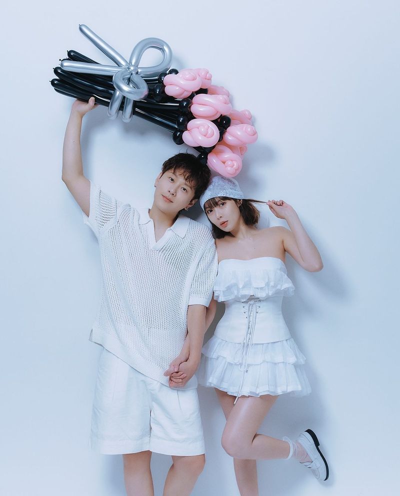 Hyuna membagikan foto pre-wedding dengan Junhyung. Upacara pernikahan akan digelar Oktober di Seoul.