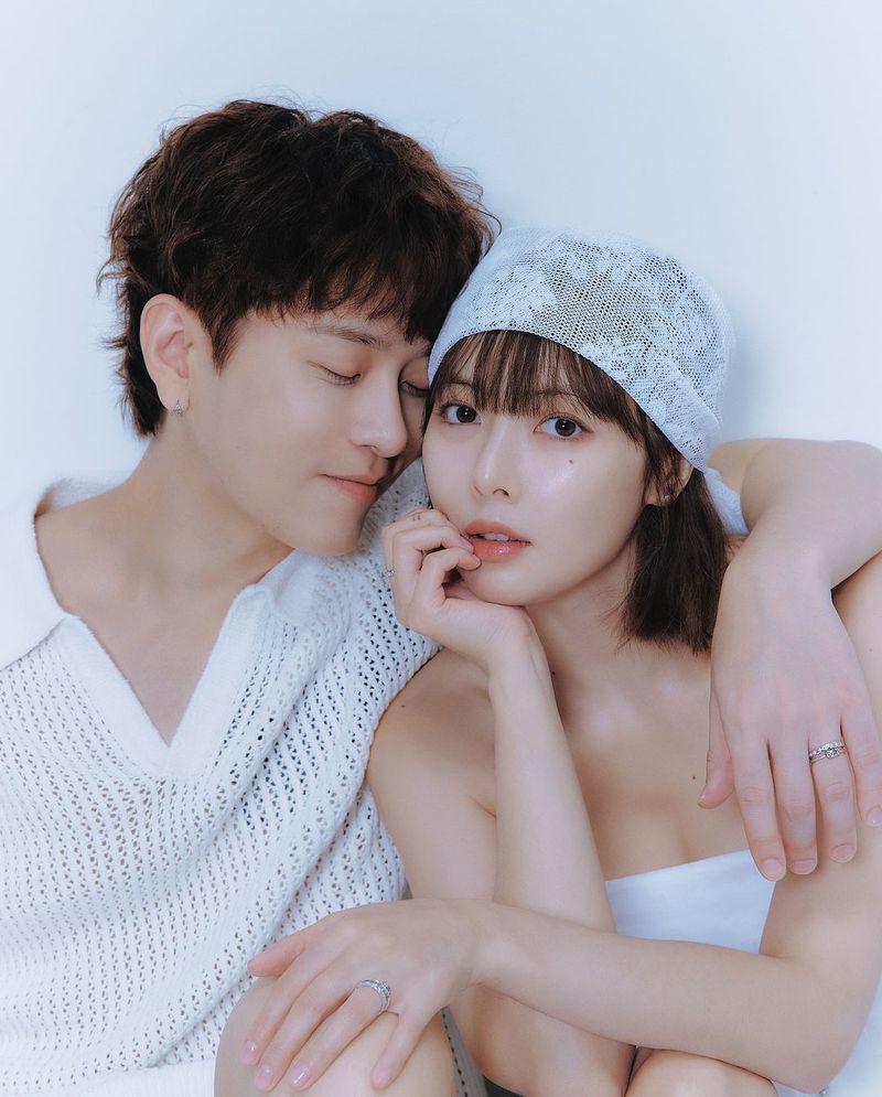 Hyuna membagikan foto pre-wedding dengan Junhyung. Upacara pernikahan akan digelar Oktober di Seoul.