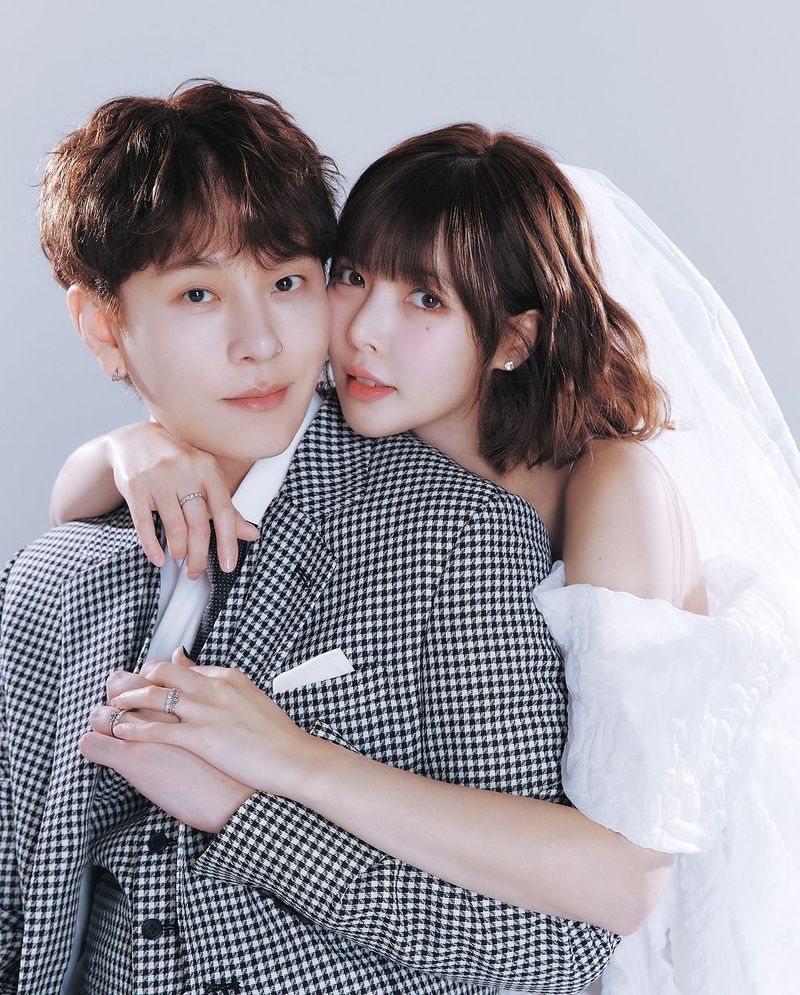 Hyuna membagikan foto pre-wedding dengan Junhyung. Upacara pernikahan akan digelar Oktober di Seoul.