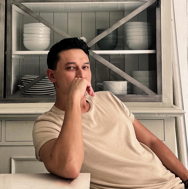 Aktor tampan Indra Bruggman diketahui beberapa waktu lalu baru saja menjalani operasi plastik di Korea. Namun bukan untuk mengubah bentuk wajahnya, Indra mengaku menjalani operasi plastik tersebut hanya untuk mengoreksi bagian matanya. Foto: Instagram/@indrabruggman