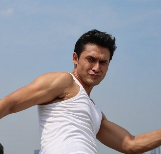 Dalam keterangan unggahannya pria 43 tahun itu mengaku memilih menjalani operasi plastik karena ingin memperbaiki area matanya yang kini jaadi terlihat cekung akibat penyakit hipertiroid yang sempat dideritanya. Foto: Instagram/@indrabruggman