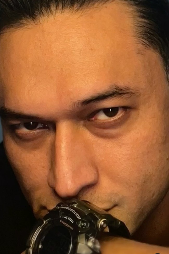 Akibat penyakit hipertiroid tersebut, tak hanya bobot tubuh Indra yang terkuras hingga 15 kg, melainkan semua lemak di tubuhnya, termasuk area wajah juga ikut habis. Area mata Indra pun jadi terlihat kurang fresh karena cekung dan gelap. Foto: Instagram/@indrabruggman