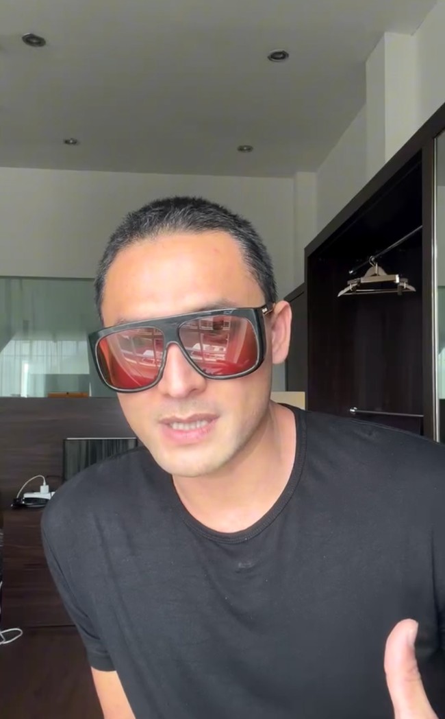 Melihat unggahan-unggahannya di akun Instagram, belakangan Indra juga jadi lebih sering menggunakan kaca mata hitam untuk menutupi area matanya tersebut. Dan karena area matanya itu tak bisa disembuhkan, kecuali melalui metode operasi plastik, Indra pun akhirnya memilih untuk menjalani oplas. Foto: Instagram/@indrabruggman