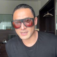 Melihat unggahan-unggahannya di akun Instagram, belakangan Indra juga jadi lebih sering menggunakan kaca mata hitam untuk menutupi area matanya tersebut. Dan karena area matanya itu tak bisa disembuhkan, kecuali melalui metode operasi plastik, Indra pun akhirnya memilih untuk menjalani oplas. Foto: Instagram/@indrabruggman