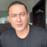 Begini penampilan terbaru Indra Bruggman usai jalani operasi plastik. Diakui Indra saat ini bagian matanya masih bengkak dan belum pulih maksimal, mengingat dirinya juga baru menjalani operasi plastik 1 minggu yang lalu. Foto: Instagram/@indrabruggman