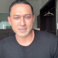 Untuk memperoleh hasil maksimal, Indra mengatakan butuh setidaknya 1 bulan usai operasi dilakukan. Meski demikian, ia mengaku kini kondisi matanya sudah jauh lebih bagus dibanding sebelumnya. Indra juga mengungkapkan jika penampilan tersebut memang dibutuhkannya untuk bekerja di dunia entertain. Foto: Instagram/@indrabruggman