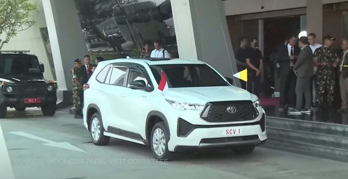 Ini Penampakan Innova Zenix yang Sambut Paus Fransiskus di Jakarta (Tangkapan layar YouTube Katedral).