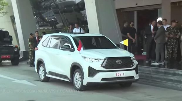 Ini Penampakan Innova Zenix yang Sambut Paus Fransiskus di Jakarta (Tangkapan layar YouTube Katedral).