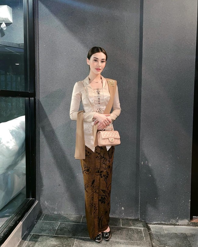 Istri Thariq Halilintar ini juga terlihat memesona dalam balutan kebaya Jawa. Aaliyah tampil dengan kebaya kutubaru yang dihiasi payet pada bagian depan, dan selendang selempang di bagian samping. Ia menyempurnakan penampilannya dengan rok batik warna senada dengan atasannya. Foto: Instagram