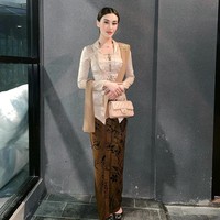 Istri Thariq Halilintar ini juga terlihat memesona dalam balutan kebaya Jawa. Aaliyah tampil dengan kebaya kutubaru yang dihiasi payet pada bagian depan, dan selendang selempang di bagian samping. Ia menyempurnakan penampilannya dengan rok batik warna senada dengan atasannya. Foto: Instagram