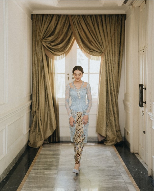 Kebaya lace model Kartini dipadukan kain motif batik parang yang dikenakan Aaliyah Massaid ini bisa jadi inspirasi kamu untuk lamaran ataupun kondangan. Kebayanya indah dengan warna dusty blue berhias bordir, sequin, dan payet. Foto: Instagram