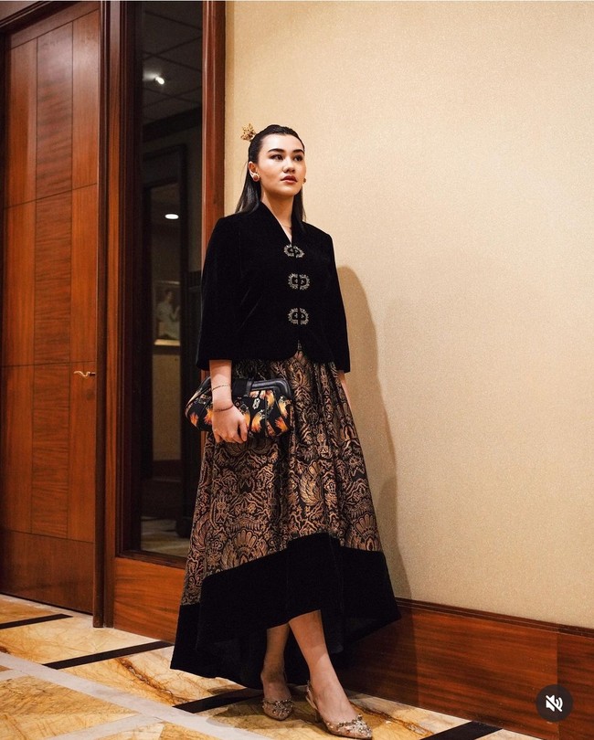utri Reza Artamevia ini juga tampil menakjubkan dengan kebaya hitam. Aaliyah terlihat mengenakan kebaya dengan kerah leher V berbahan beludru yang dilengkapi dengan rok batik bervolume A. Foto: Instagram