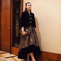 utri Reza Artamevia ini juga tampil menakjubkan dengan kebaya hitam. Aaliyah terlihat mengenakan kebaya dengan kerah leher V berbahan beludru yang dilengkapi dengan rok batik bervolume A. Foto: Instagram