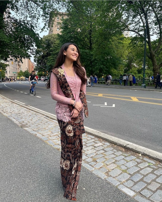 Penampilan Aaliyah Massaid saat menghadiri wisuda kakaknya, Zahwa Massaid turut mencuri perhatian. Aaliyah memukau dalam balutan kebaya brokat bunga merah muda yang dipadukan dengan kain batik cokelat. Foto: Instagram