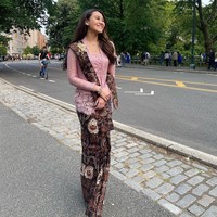 Penampilan Aaliyah Massaid saat menghadiri wisuda kakaknya, Zahwa Massaid turut mencuri perhatian. Aaliyah memukau dalam balutan kebaya brokat bunga merah muda yang dipadukan dengan kain batik cokelat. Foto: Instagram