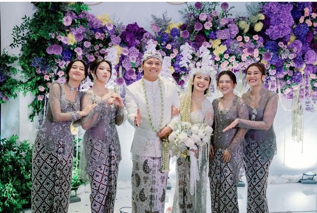 Kebaya bridesmaid pernikahan Mahalini dan Rizky Febian ini juga bisa jadi inspirasi. Aaliyah Massaid, Tiara Andini, Ziva Magnolia tampil selaras dengan kebaya lilac. Foto: Instagram