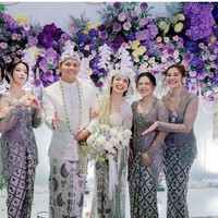 Kebaya bridesmaid pernikahan Mahalini dan Rizky Febian ini juga bisa jadi inspirasi. Aaliyah Massaid, Tiara Andini, Ziva Magnolia tampil selaras dengan kebaya lilac. Foto: Instagram
