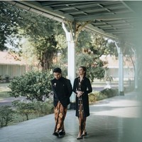 Kebaya beludru panjang berwarna hitam dan rok batik wiru dari Aaliyah Massaid ini bisa jadi inspirasi tampilan yang klasik dan anggun. Foto: Instagram