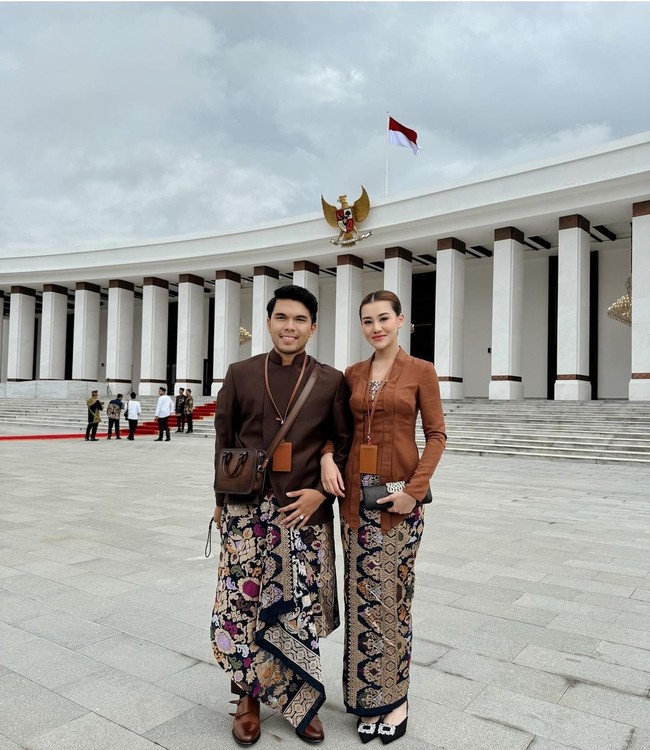 Aaliyah Massaid kerap tampil anggun dan menawan saat mengenakan kebaya di berbagai kesempatan. Salah satunya saat merayakan HUT RI ke-79, Aaliyah terlihat elegan dengan kebaya kutubaru coklat muda yang dipadukan rok tenun khas Bali. Foto: Instagram