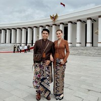 Aaliyah Massaid kerap tampil anggun dan menawan saat mengenakan kebaya di berbagai kesempatan. Salah satunya saat merayakan HUT RI ke-79, Aaliyah terlihat elegan dengan kebaya kutubaru coklat muda yang dipadukan rok tenun khas Bali. Foto: Instagram