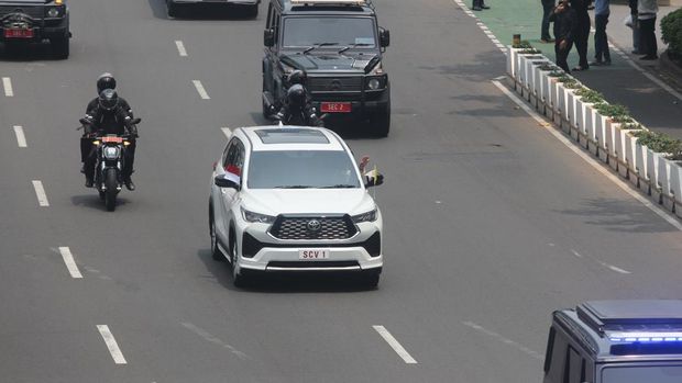 Iring-iringan pengawalan Paspampres mengawal Paus Fransiskus dengan kendaraan Innova Zenix warna Putih nopol SVC 1 saat melintasi Jalan Jenderal Sudirman, Jakarta, Selasa (3/9/2024). (Dok. Istimewa)