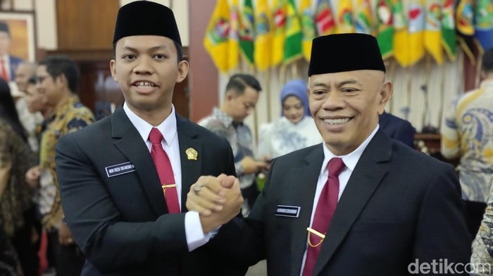 Iskandar Zulkarnain (59) dan anaknya Muh Rizqi Iskandar Muda (22), ayah dan anak dilantik bersama menjadi anggota DPRD Jateng.