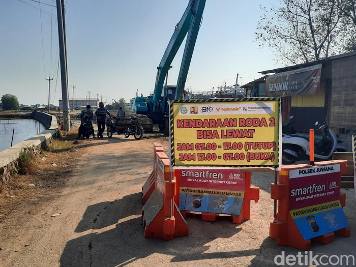 Jalan amblas menuju tambat atau Pulau Seperapat Juwana Pati, mulai diperbaiki, Selasa (3/9/2024).