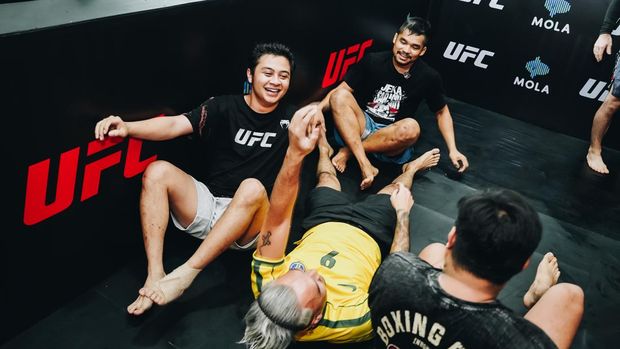 Atlet UFC Indonesia, Jeka Saragih, memberi latihan olahraga MMA di acara Warrior Workout. Acara ini dihadiri beberapa publik figur ternama.