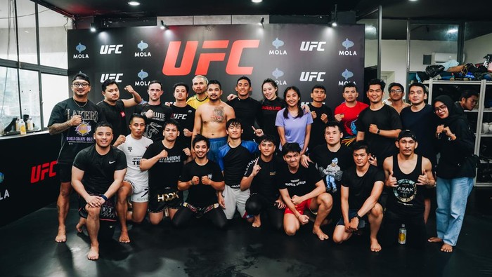 Atlet UFC Indonesia, Jeka Saragih, memberi latihan olahraga MMA di acara Warrior Workout. Acara ini dihadiri beberapa publik figur ternama.